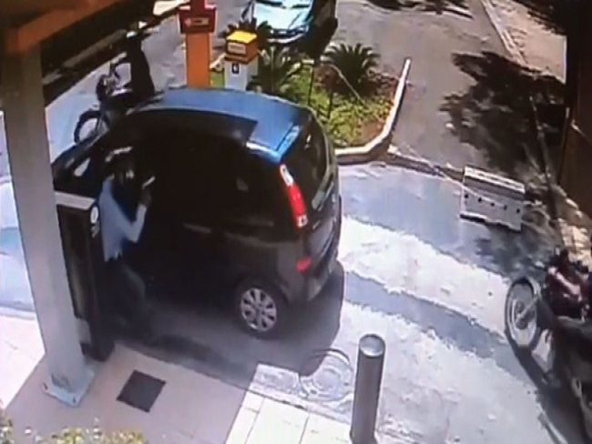 Vdeo mostra policial reagindo a assalto e matando bandido no McDonald?s
