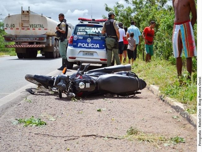 Jovem morre aps colidir moto com caamba na BR-316 em Araripina
