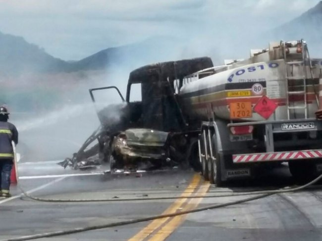 Batida entre caminho e carro deixa 4 mortos carbonizados na BR-116