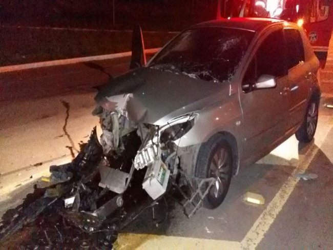 Motorista perde controle ao atender celular e sofre acidente, diz Bombeiros