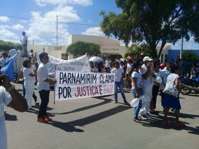 Familiares e amigos de jovem assassinada por PM em Parnamerim, protestam por justia