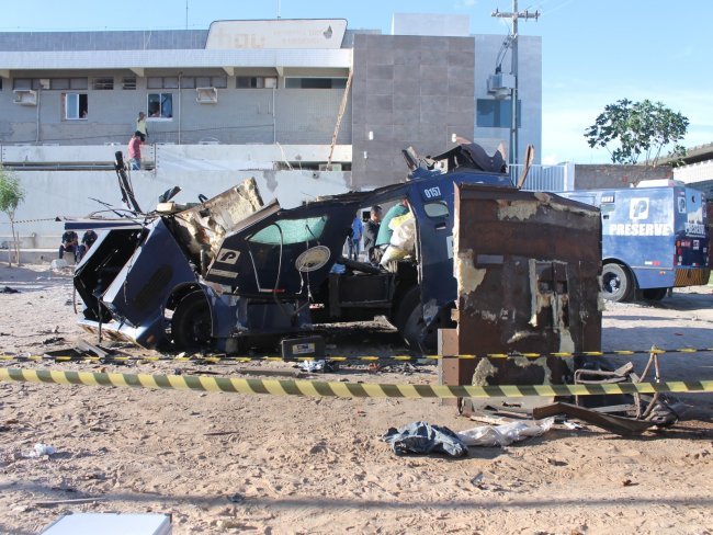 Bandidos explodem carro-forte em Petrolina, no Serto de PE