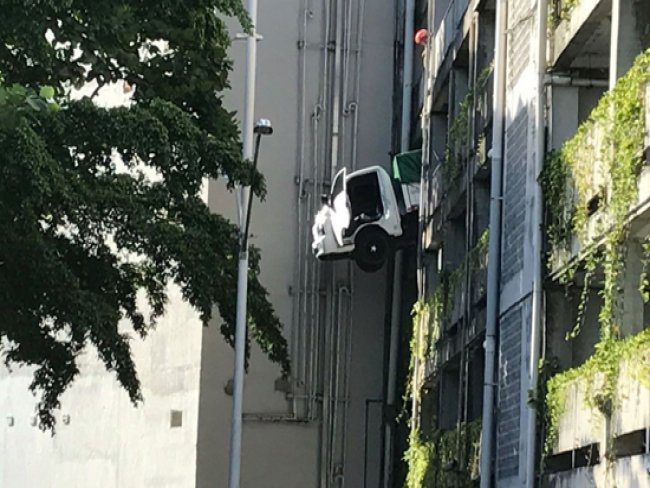 Motorista morre ao cair de 3 andar do estacionamento de shopping em Joo Pessoa