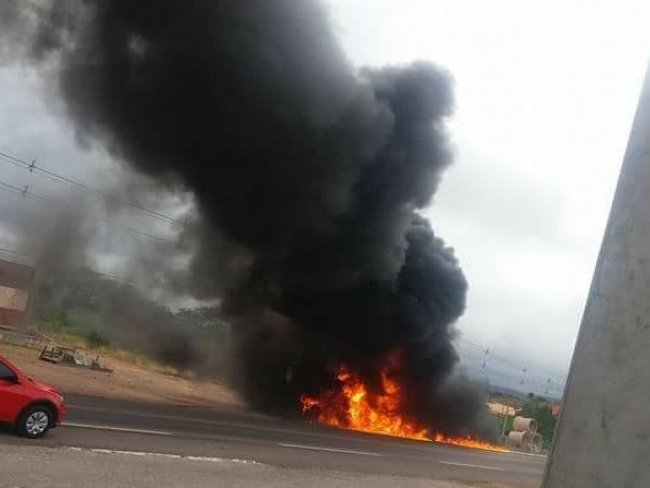 Caamba com asfalto pega fogo na BR-316 em Araripina