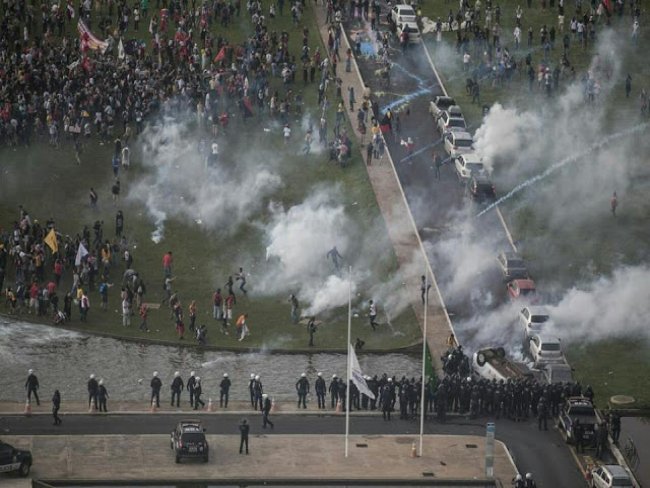 Cenrio de guerra: Polcia Militar ataca manifestantes do 