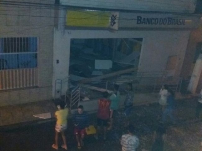 Bandidos explodem cofre de agncia bancria em gua Branca, Alagoas