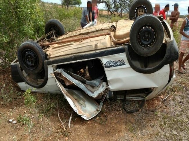 Motorista bbado capota carro ao fugir de viatura da PRF em Cabrob