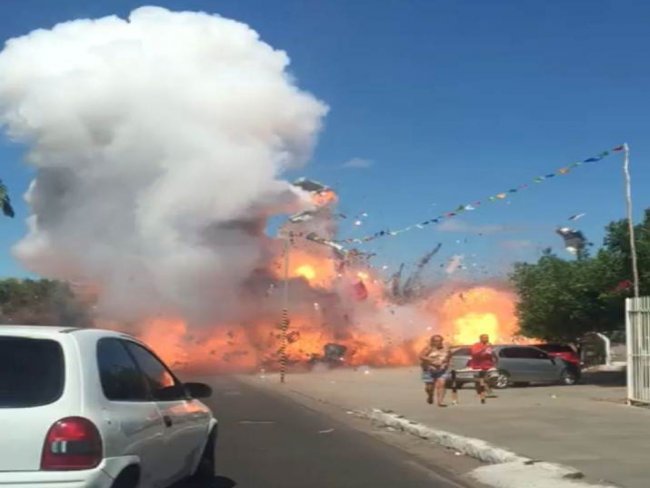 Exploso de barraca de fogos de artifcio deixa cenrio de ?guerra? no Centro de Petrolina