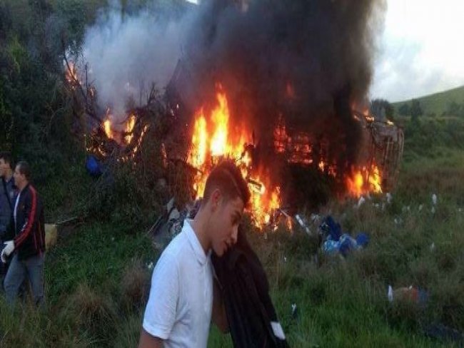 Acidente com ambulncias, carreta e nibus deixa 15 mortos no ES