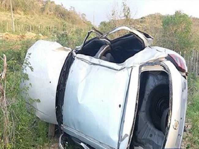 Quatro morrem e trs ficam feridos aps carro superlotado capotar na PE-160