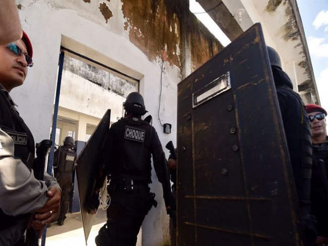 Dois agentes ficam feridos em rebelio no Complexo do Curado