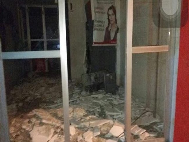Bandidos explodem caixas eletrnicos de banco e fazem refns em Bom Jardim-PE 