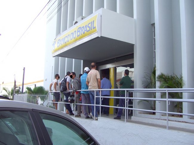 Salgueiro - Flanelinha  detido com arma branca em frente ao Banco do Brasil