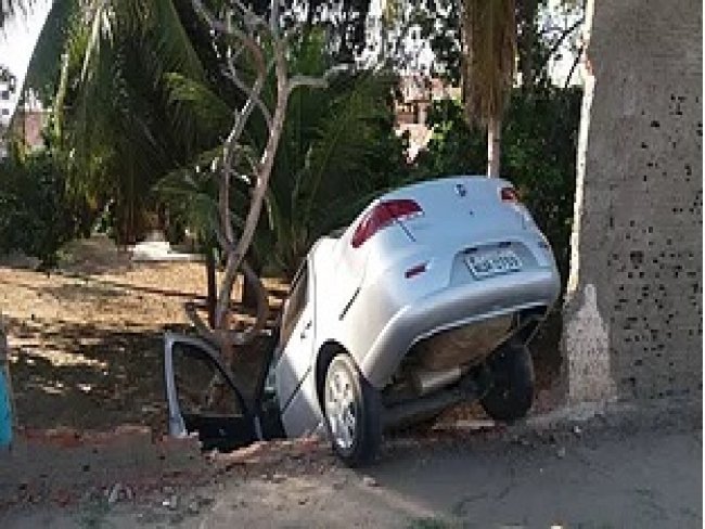 Motorista perde controle de direo e destri muro da residncia de mdico em Salgueiro