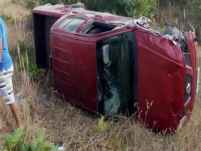 Grave acidente na CE-060 em Jardim-CE entre um Fiat e uma Frontier deixou trs pessoas feridas