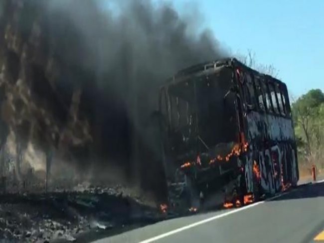 nibus que iria levar romeiros do Piau para o Cear pega fogo na BR-316 no Piau