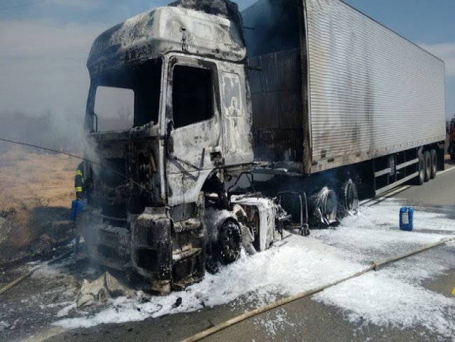 Carreta pega fogo em rodovia no acesso a Petrolina