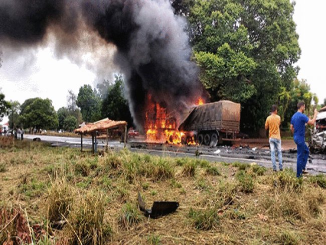 Bahia: Grave acidente com carretas deixa trs mortos na regio de Barreiras