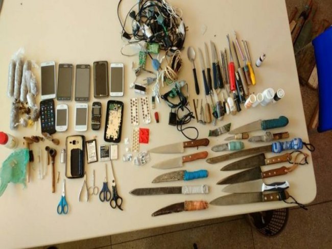 Drogas, celulares e objetos cortantes so encontrados durante revista em presdio de Salgueiro