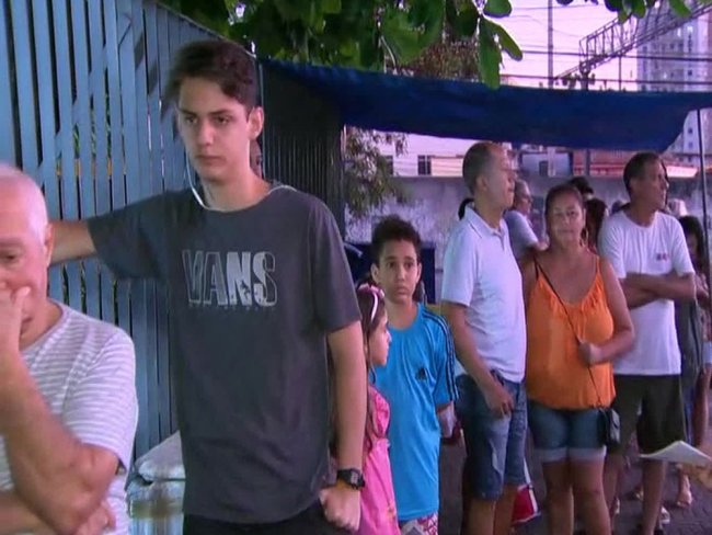 Postos de vacinao contra febre amarela no Rio seguem com filas desde a madrugada
