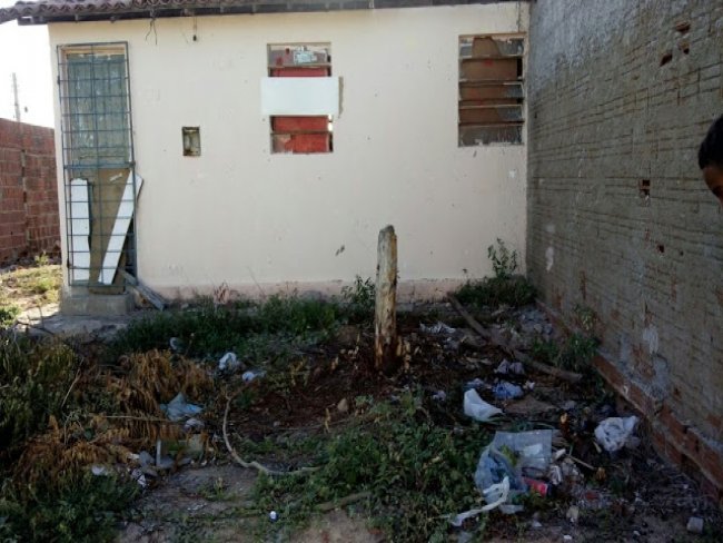 Frequentada por usurios de drogas, casa abandonada na Cohab VI em Petrolina, tira sossego de vizinhos