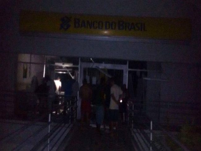 Bandidos fazem refns e explodem agncia do Banco do Brasil no Agreste