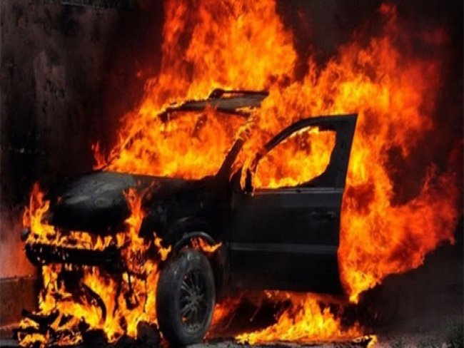 Adolescente de 14 anos ateia fogo em carro de diretor escolar em Pernambuco
