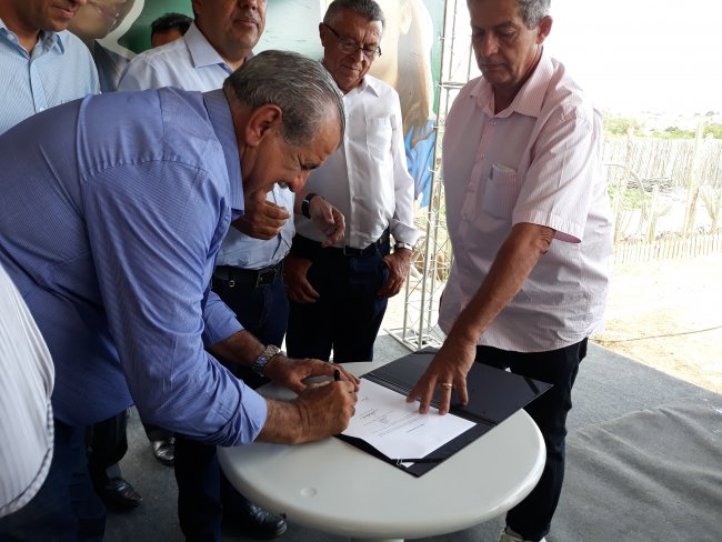 EM SALGUEIRO ADALBERTO CAVALCANTI PARTICIPA DE ASSINATURA DE TERMO DE COMPROMISSO PARA CONSTRUO DA UNIVASF