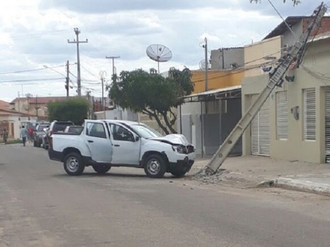 Motorista perde controle do carro e bate em poste em Petrolina