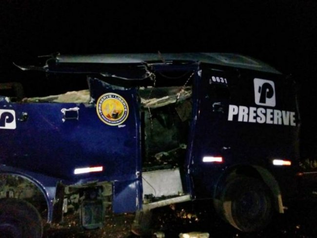 Bandidos explodem carro-forte na BR-407, em Juazeiro