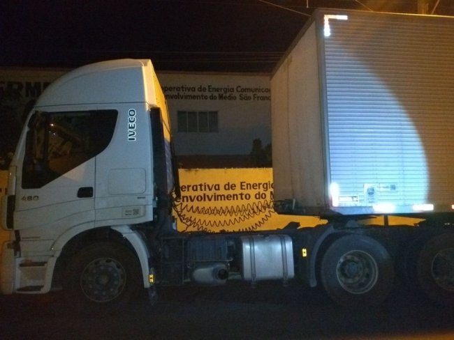  Carreta roubada na BA com carga de bobinas de tecidos avaliada em R$800 mil  recuperada em Cabrob, PE