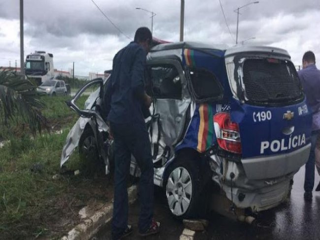 Coliso entre viatura da Polcia Civil de Pernambuco e caminhonete deixa vtimas na BR-101