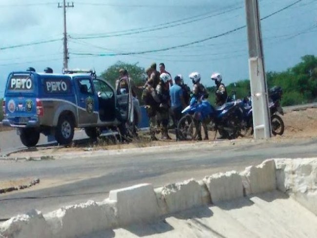 Carro de sargento da PM  tomado de assalto em Juazeiro