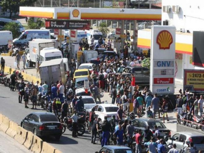Combustvel comea chegar nos postos de Petrolina e Juazeiro; motoristas fazem filas quilomtricas
