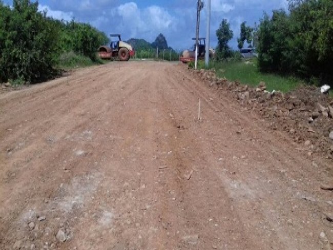Pavimentao de acesso  empresa  questionado por moradores em Fernando de Noronha