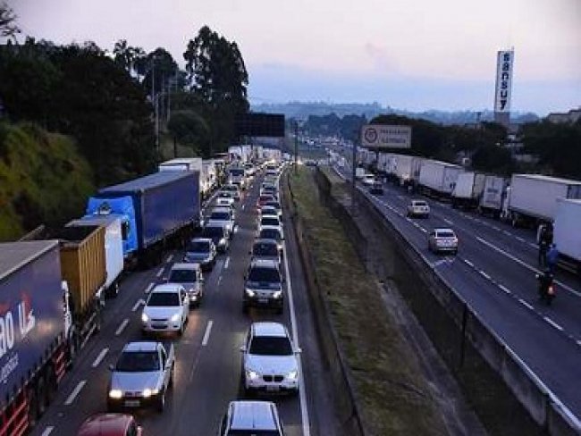 Caminhoneiros apresentam nova proposta para frete e rejeitam greve 