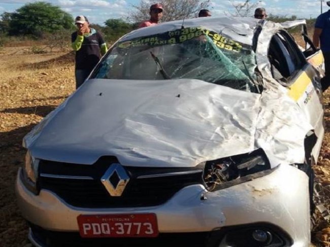 Carros colidem matando duas pessoas na PE-106 no Agreste de Pernambuco
