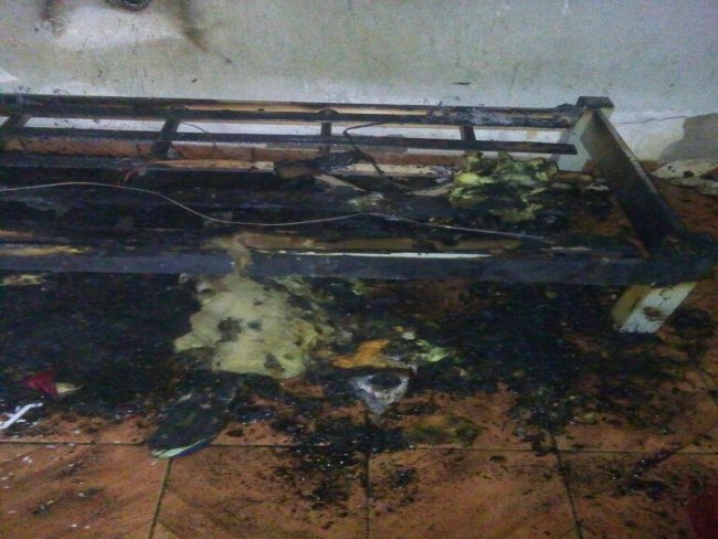 Carregador explode na tomada e incendeia residncia no Piau
