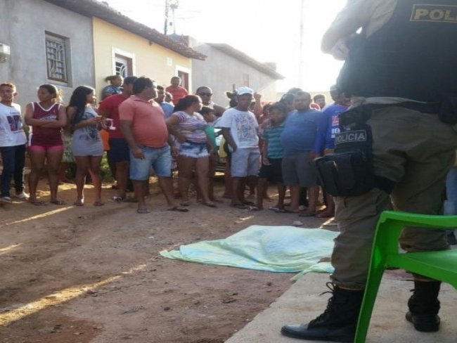 Homem de 32 anos  morto com golpe de punhal no Centro de Mirandiba