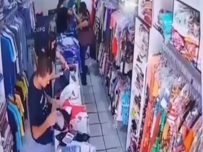 Homem finge ser cliente para furtar roupas de loja no Centro de Petrolina