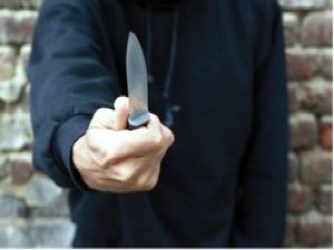 Com canivete, mulher rouba celular de idosa em Serra Talhada