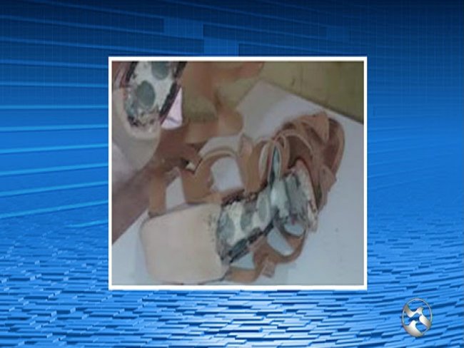 Mulher  presa aps tentar entrar em cadeia com droga escondida em sandlias