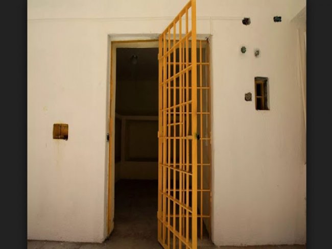 LIBEROU GERAL: Bbado, carcereiro solta oito criminosos de cadeia