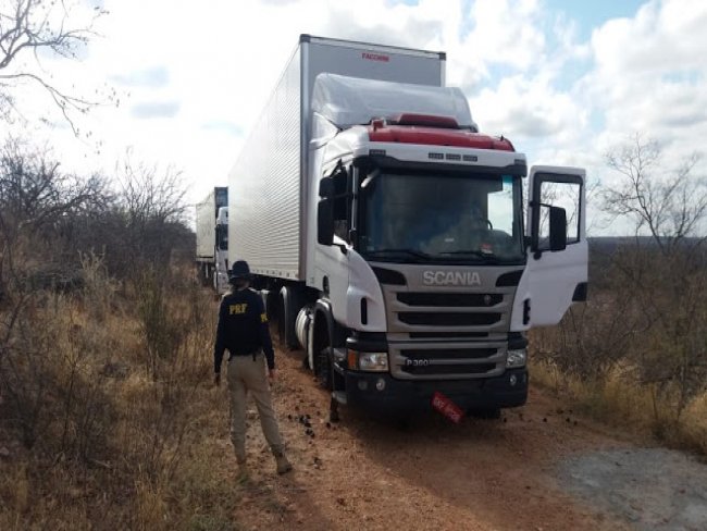 Duas carretas so assaltadas em postos de combustvel na BR-116 em Salgueiro, PE