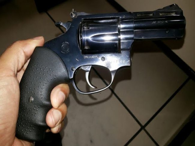 Mulher ameaada de morte entrega arma do companheiro a policia