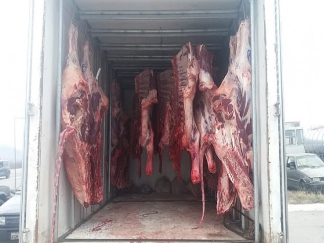 PRF apreende uma tonelada de carne sem refrigerao na BR-232 em Pernambuco