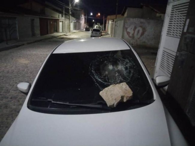 Homens so presos aps atirarem pedra em para-brisa de carro e desacatarem policiais militares