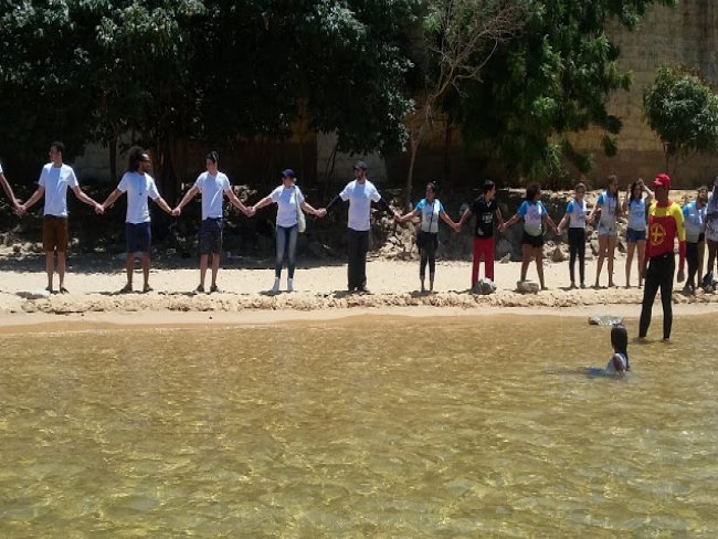 Duzentas pessoas fazem limpeza simblica do Rio So Francisco