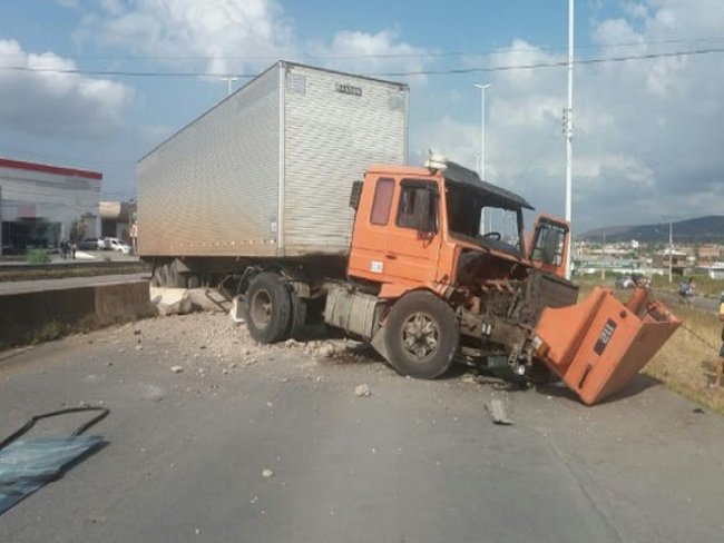 Idoso perde controle e bate caminho em mureta na BR-232 em Pernambuco