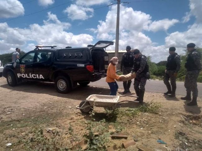 Policiais do 2 BIEsp em Petrolina juntam dinheiro e compram material de construo para ajudar famlia de beb com grave doena
